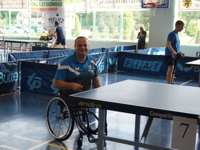 Rafał Lis przy stole tenisowym