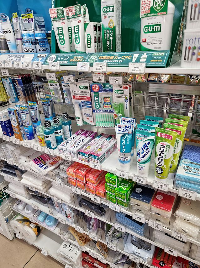 Półki sklepu w Japonii pełne przyborów do mycia zębów i różnych przyborów higienicznych