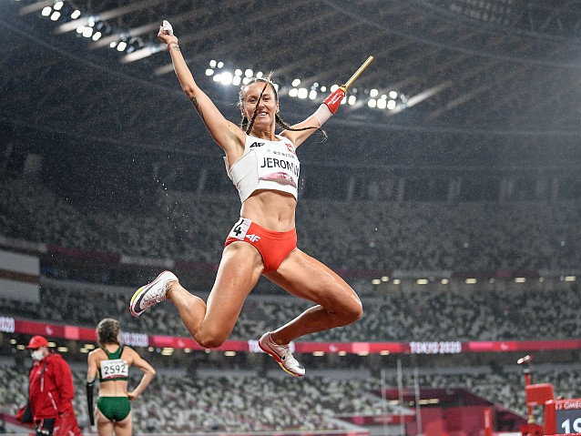 Alicja Jeromin skacze z radości na mecie biegu na stadionie lekkoatletycznym w Tokio