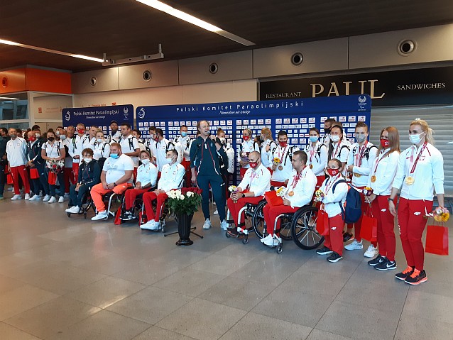 Kilkudziesięcioro zawodników z niepełnosprawnością i trenerów w hali lotniska