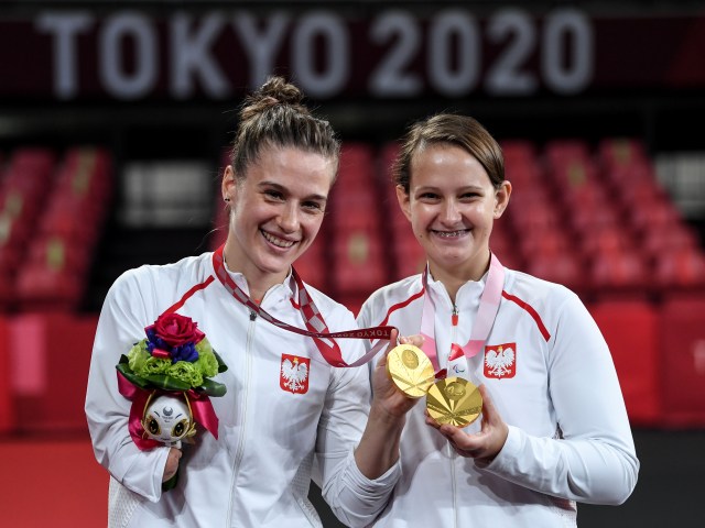 Natalia Partyka i Karolina Pęk uśmiechają się, mają złote medale na szyjach i maskotki
