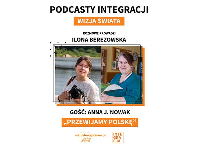 Grafika z napisami od góry: Podcasty Integracji. Wizja świata. Rozmowę prowadzi Ilona Berezowska. Gość: Anna J. Nowak. Tytuł: Przewijamy Polskę. Na środku zdjęcia rozmówczyń, na dole loga portalu Niepelnosprawni.pl i Integracji