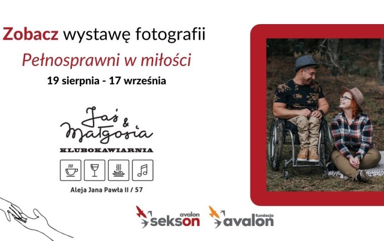 zdjęcie dziewczyny siedzącej na trawie obok chłopak na wózku i napis zobacz wystawę fotografii pełnosprawni w miłości 19 sierpnia-17 września klubokawiarnia jaś i małgosia aleja jana pawła II 57