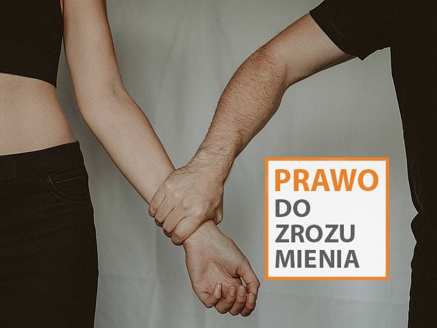 Mężczyzna mocno trzyma kobietę za przedramię. Na zdjęciu napis: prawo do zrozumienia