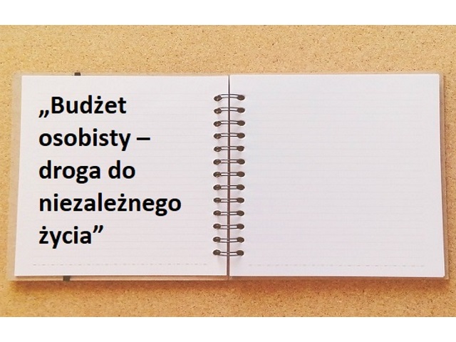 Otwarty zeszyt z napisem Budżet osobisty-droga do niezlaeżnego życia"