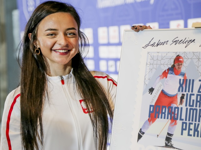 Iweta Faron, chorąża polskiej reprezentacji w Pekinie, promuje znaczek pocztowy wydany z okazji tegorocznych igrzysk