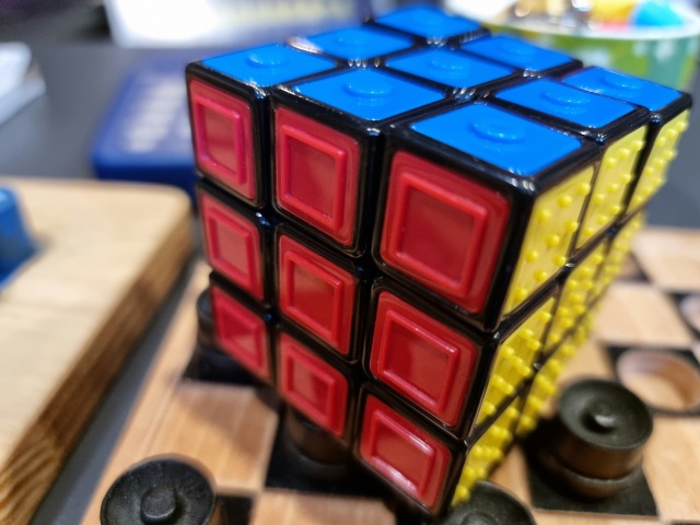 Kostka Rubika mogłaby być jednokolorowa. Liczy się faktura wypustek