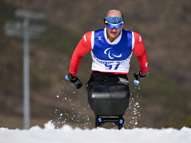 Krzysztof Plewa jedzie na monoski