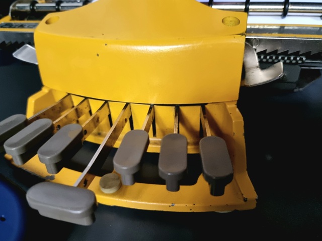 Maszyna do pisania w brajlu ma tylko 6 klawiszy i spację