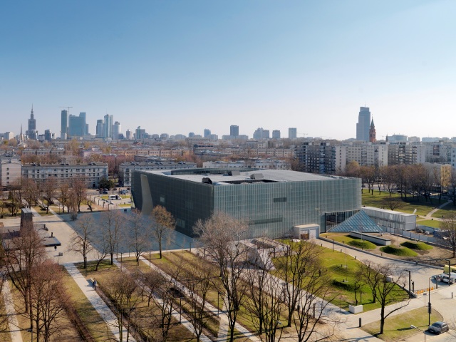 budynek muzeum Polin, w tle panorama Warszawy