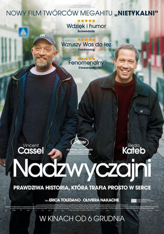 Plakat filmu pt. Nadzwyczajni. Po ulicy w lekkich kurtkach idzie dwóch śmiejących się mężczyzn. Jeden z nich ma czapkę z daszkiem, siwe włosy i brodę, jest starszy od kompana. Obaj ubrani nieformalnie, na luzie