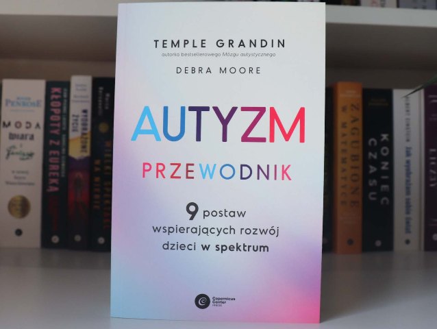 Książka Autyzm. Przewodnik na tle półki z innymi książkami wydawnictwa Copernicus Center Press