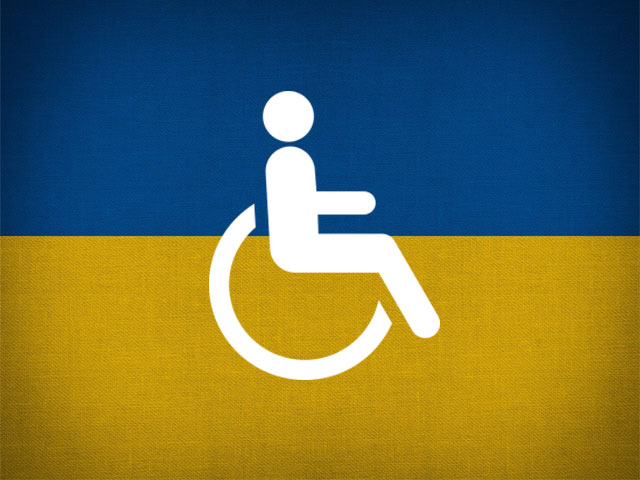 znak osoby z niepełnosprawnością na ukraińskiej fladze
