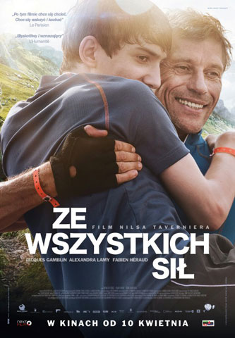 Plakat filmu pt. Ze wszystkich sił. Uśmiechnięty mężczyzna w sportowym ubraniu i rękawiczce niesie nastolatka na rękach