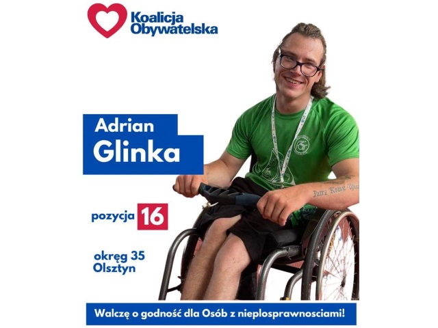 Ulotka wyborcza Adrian Glinki, który startuje z listy Koalicji Obywatelskiej z 16. miejsca w 35. Okręgu. Kandydat siedzi na wózku, jest ubrany w zieloną koszulkę i czarne szorty. Ma długie włosy, okulary i tatuaże. Jego hasłem jest: Walczę o godność osób z Niepełnosprawnościami. 