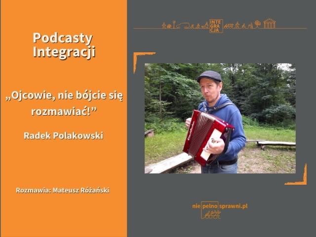 Grafika podcastu z Radkiem Polakowskim. Na zdjęciu rozmówca grający na akordeone i w stylowym kaszkiecie na tle lasu. Z lewej strony grafiki tytuł podcastu "Ojcowie, nie bójcie się rozmawiać!"