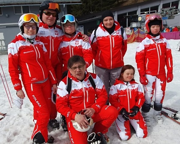Grupa osób z niepełnosprawnością biorąca udział w Mistrzostwach w narciarstwie alpejskim.