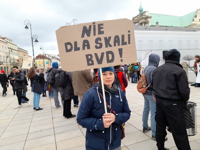 Mloda uczestniczka protestu trzyma transparent z napisem "Nie dla skali BVD"