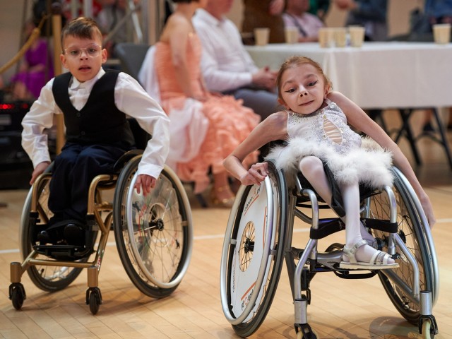 Młodzi tancerze z niepełnosprawnością. 