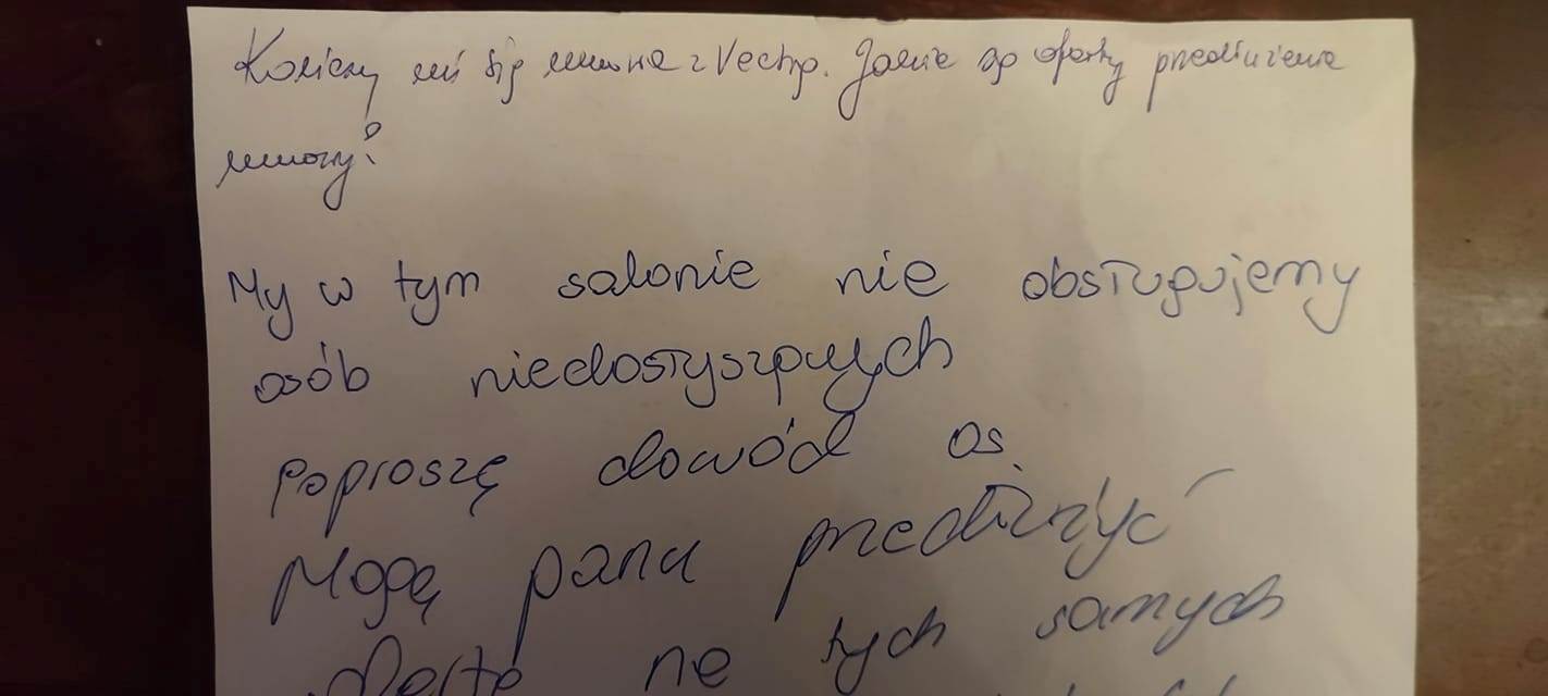 Grafika na której widnieje własnoręczne pismo, gdzie jest napisane: My tutaj nie obsługujemy osób niedosłyszących. Słowa te napisała pracownica jednym z warszawskich salonów.