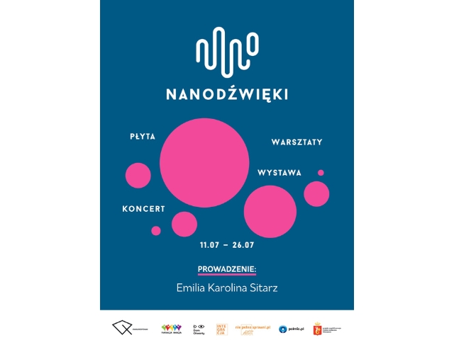 Plakat. Na niebieskim tle widnieje napis: Nanodźwięki. Pod nim znajdują się ciemno różowe okręgi, nad nimi napisy: płyta, warsztaty, wystawa, koncert. Na dole plakatu napisane jest: 11.07-26.07. Prowadzenie: Emilia Karolina Sitarz.  