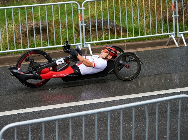 Przejazd Rafała Wilka na hanbikeu podczas igrzysk paralimpijskich w Paryżu.