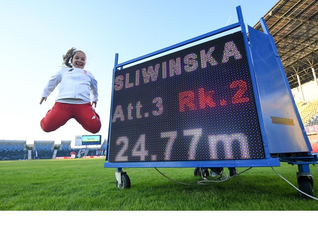 Renata Śliwińska skacze przy tablicy wyświetlającej jej rekord świata w rzucie dyskiem| Renata Śliwińska pobiła rekordy: ME i świata.