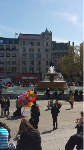 fontanna na placu Trafalgar Square i tłum ludzi