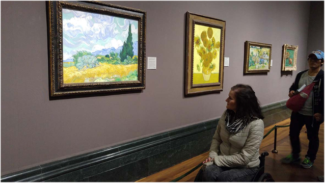 Julita patrzy na obraz van Gogha