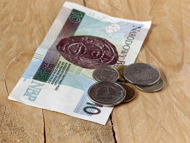 na deskach leżą10 złotych oraz monety