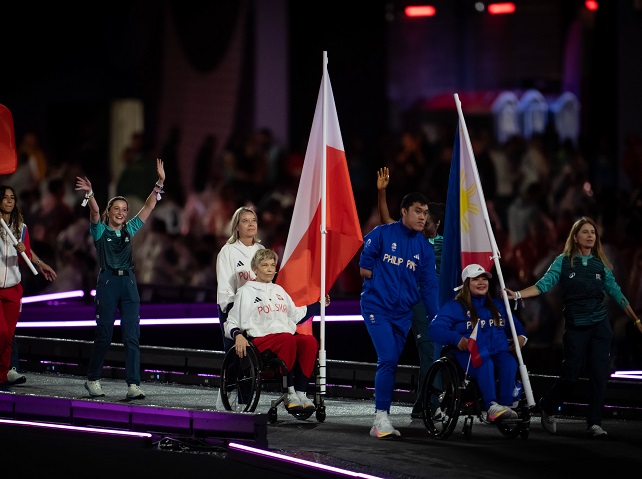 Polscy chorążowie podczas ceremonii zamknięcia Igrzysk Paralimpijskich.