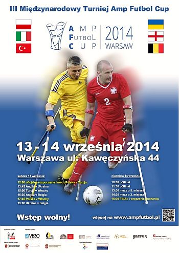 Plakat III Międzynarodowego Turnieju Amp Futbol Cup 2014. Na środku zdjęcie dwóch walczących o piłkę piłkarzy - polskiego i ukraińskiego, niżej m.in. data i miejsce wydarzenia: 13-14 września 2014, Warszawa, ul. Kawęczyńska 44