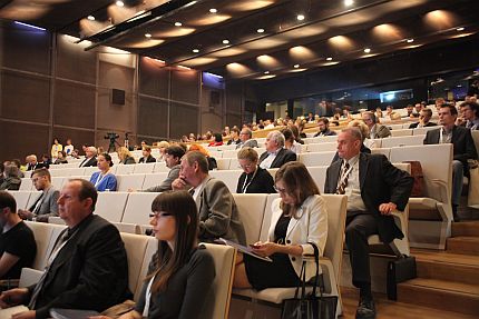 Ludzie słuchający wystąpień podczas konferencji