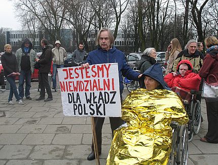 Manifestacja. Opiekun trzyma napis: 