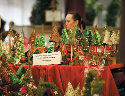 Ręcznie wykonane choinki na stoisku podczas kiermaszu