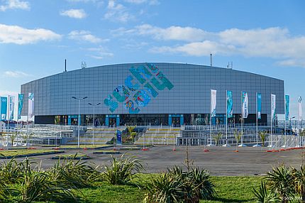 Widok z zewnątrz na halę Ice Cube Curling Center