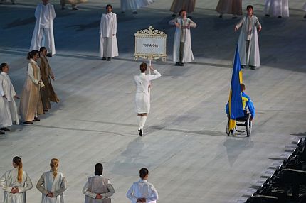 Samotny chorąży ukraiński jedzie na wózku przez stadion