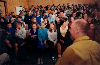 pełna sala dzieci i młodzieży, z którymi rozmawia Piotr Pawłowski