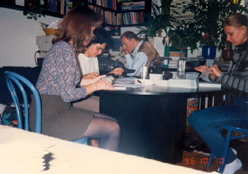 praca nad magazynem - kobiety przy jednym biurku, w oddali Piotr Pawłowski