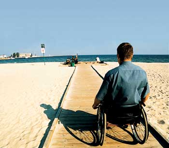 ścieżka z desek na plaży dla osób na wózkach