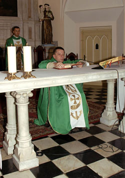 zdjęcie: ksiądz Marek w odprawia mszę