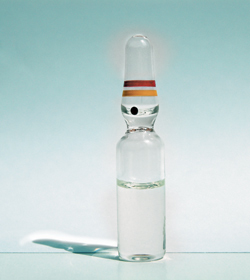 Na zdjęciu: Ampułka ze szczepionką przeciw grypie