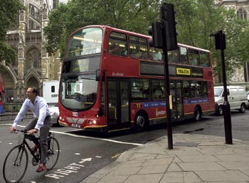 czerwony autobus i rowerzysta w Anglii