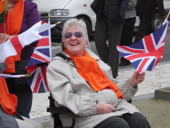 zdjęcie: uczestniczka manifestacji - osoba na wózku inwalidzkim trzymająca angielską flagę