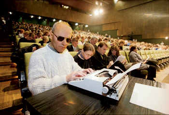 niewidomy mężczyzna piszący na specjalnej maszynie