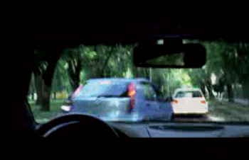 zdjęcie: klatka ze spotu o niepełnosprawnym piracie drogowym - samochody na drodze