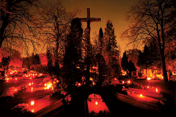 cmentarz w nocy, na środku krzyż