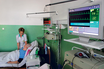 pacjent w szpitalu podłączony do aparatury