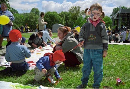 Dzieci i rodzice na pikniku. Fot.: Piotr Stanisławski