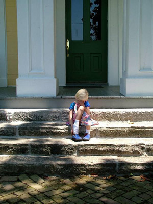 Płacząca dziewczynka na schodach. Fot.: hortongrou